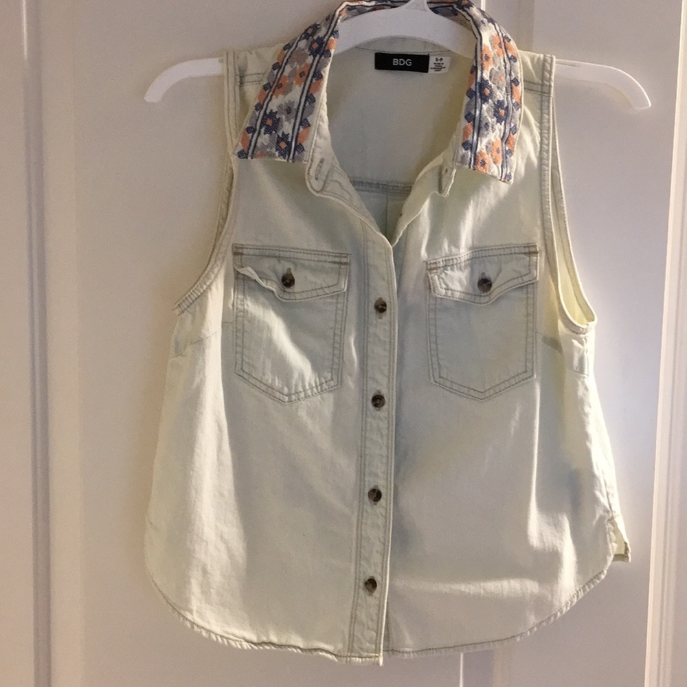 Light jean vest with tribal pattern collar